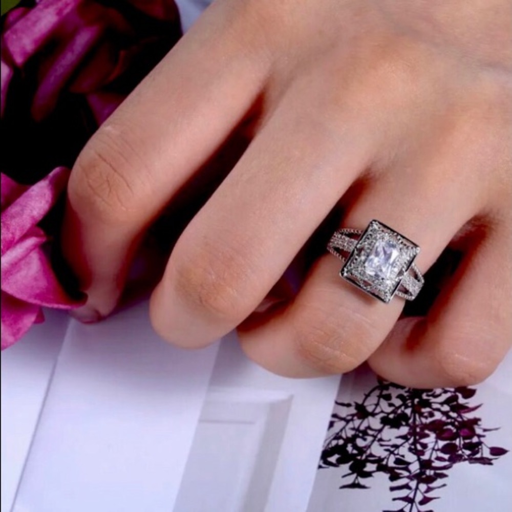 ✅🌹925 Silver white sapphire Size 7 ring.